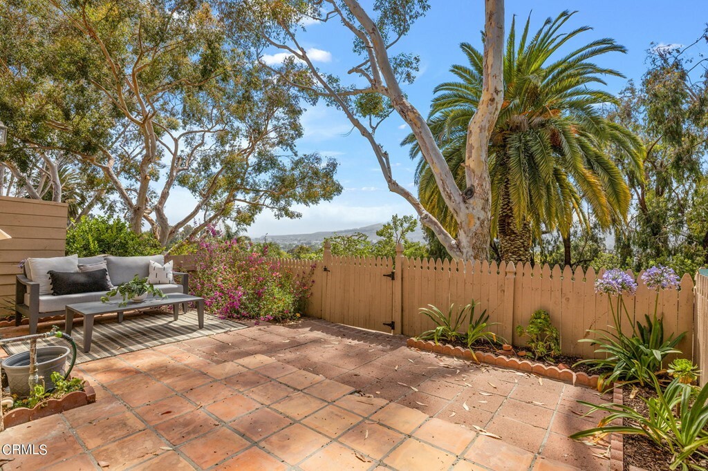 Property Photo:  723 Seneca Street 17  CA 93001 