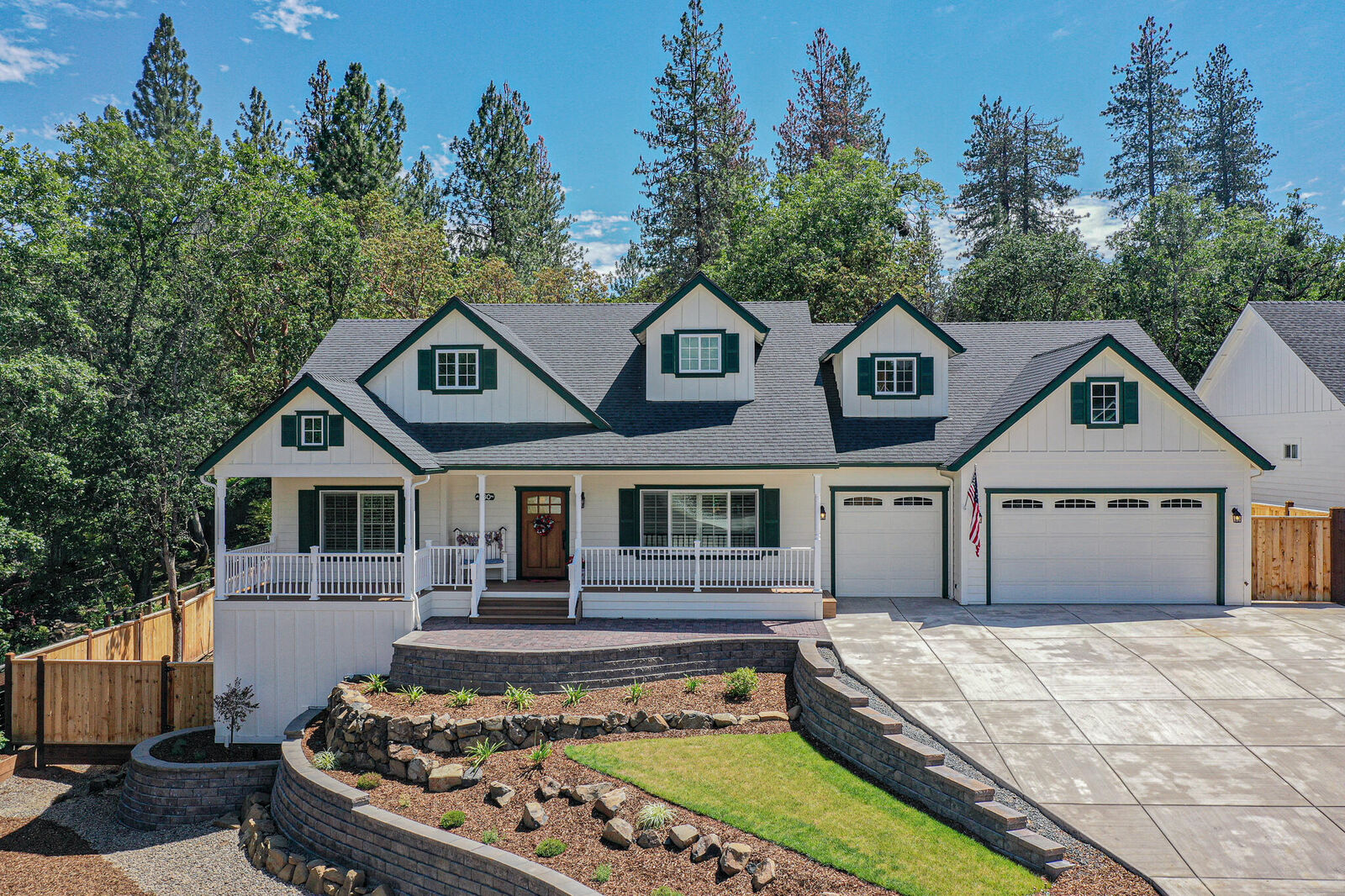 Property Photo: 530 S Loop Road OR 97530