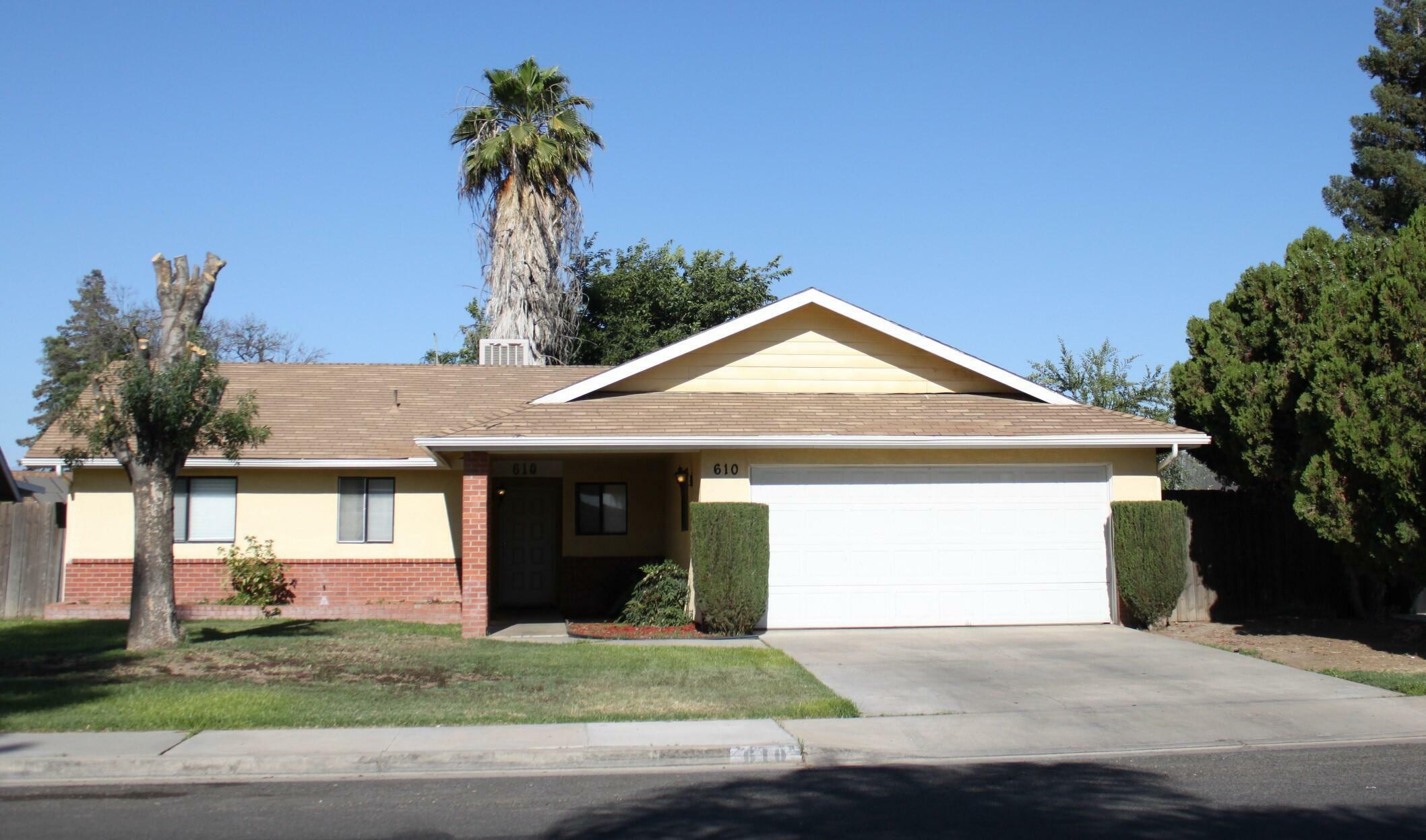 Property Photo:  610 N Kensington Way  CA 93257 