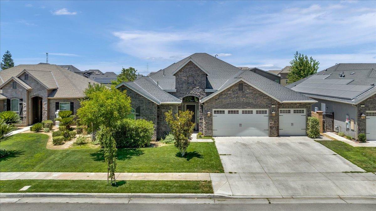 Property Photo: 7411 N Riverside Drive CA 93722