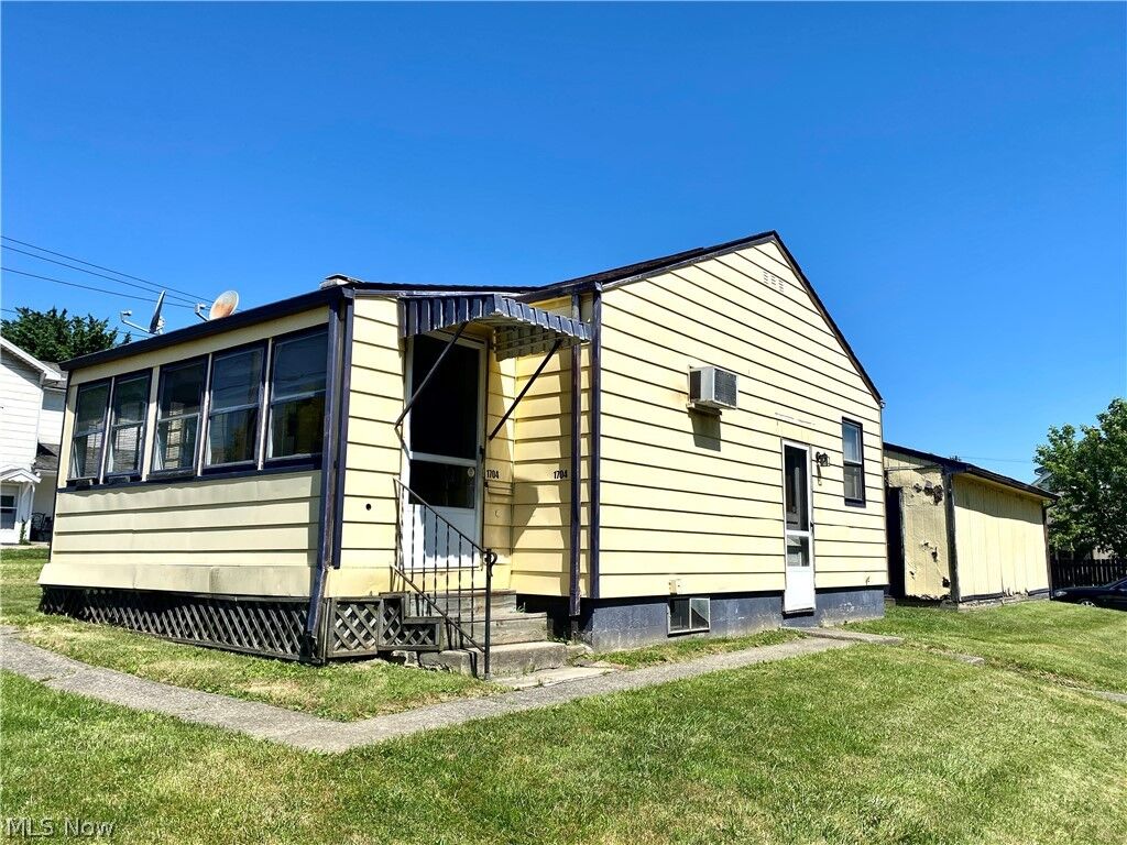 Property Photo: 1704 Wellington Avenue OH 44509
