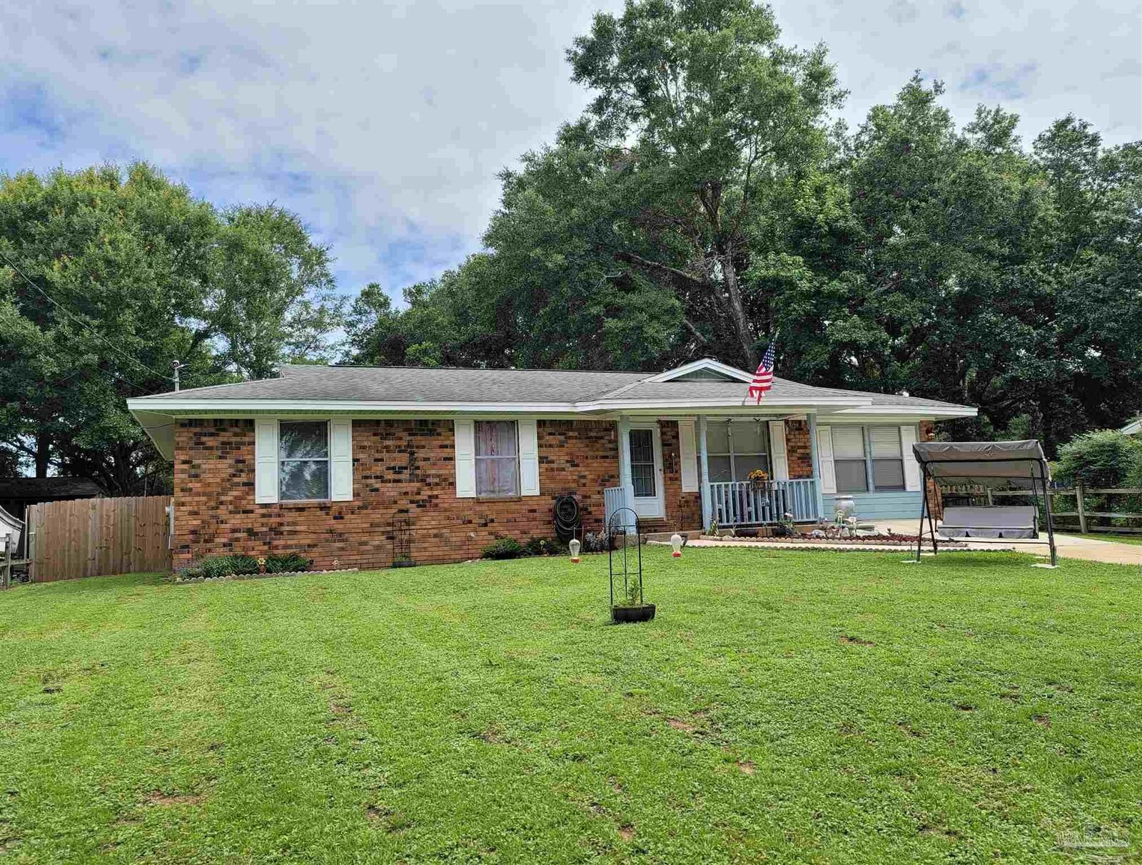 Property Photo: 2511 W Kingsfield Rd FL 32533