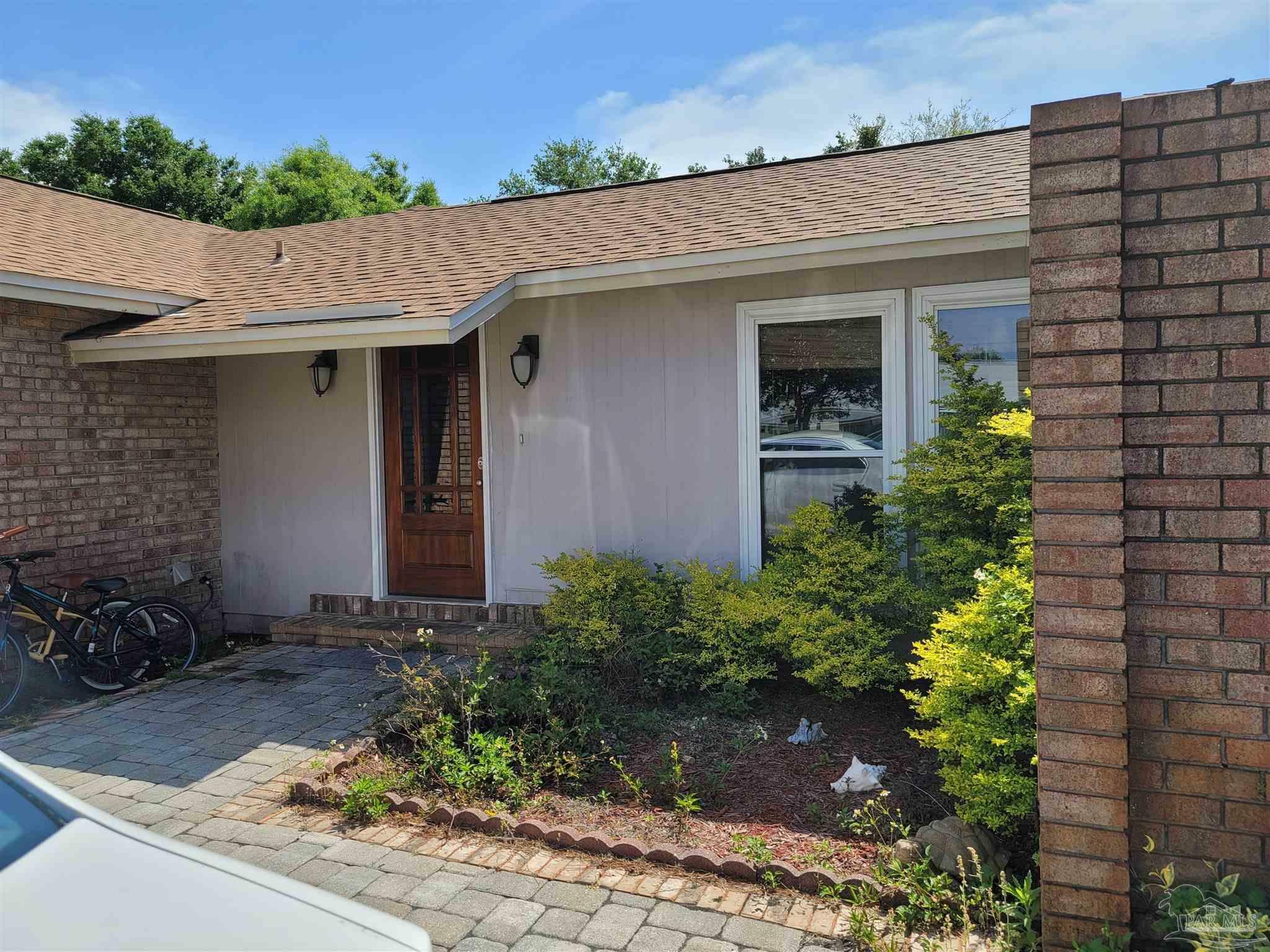 Property Photo: 1106 Laguna Ln FL 32563