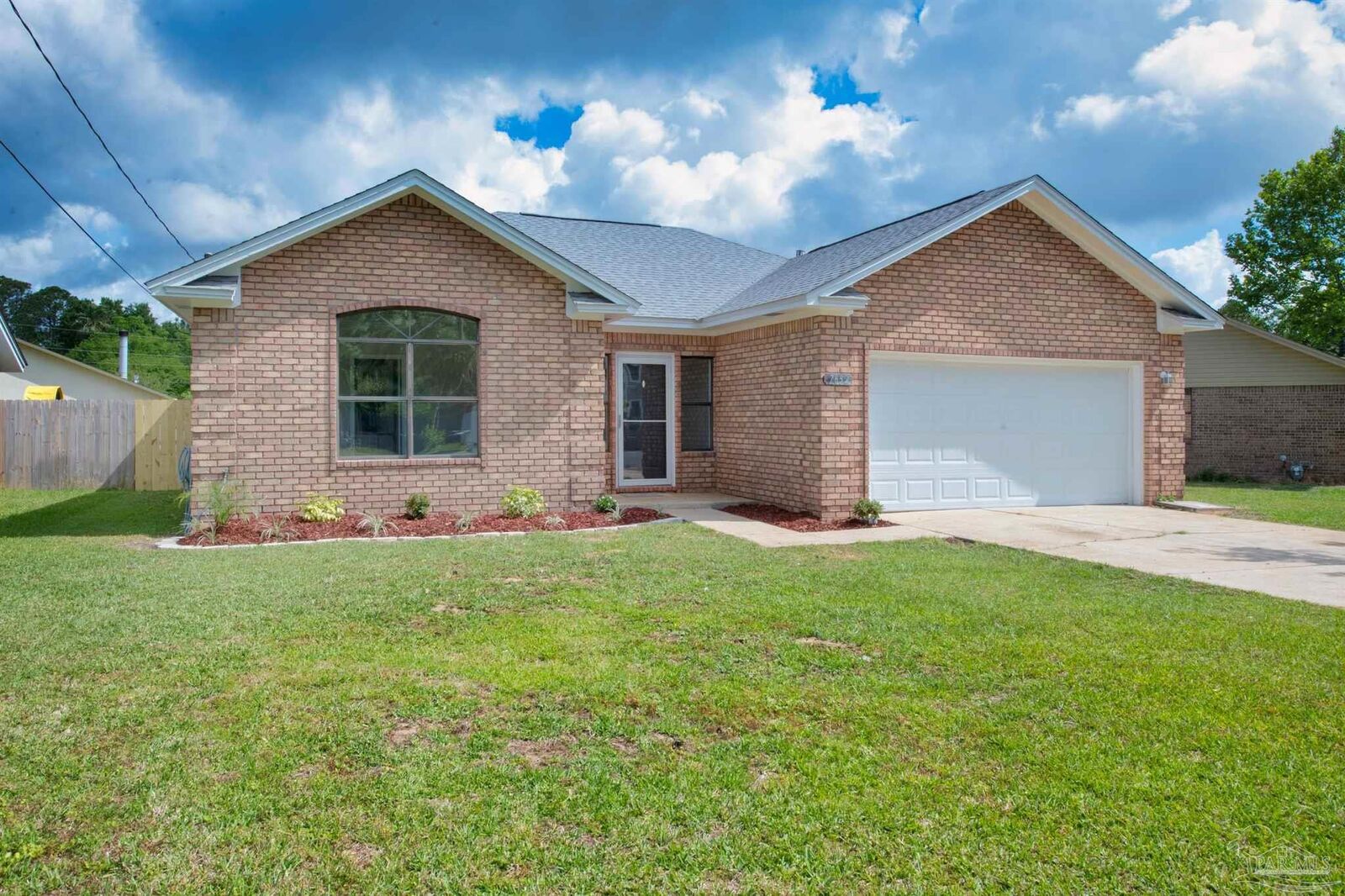 Property Photo: 7652 Old Hickory Dr FL 32507