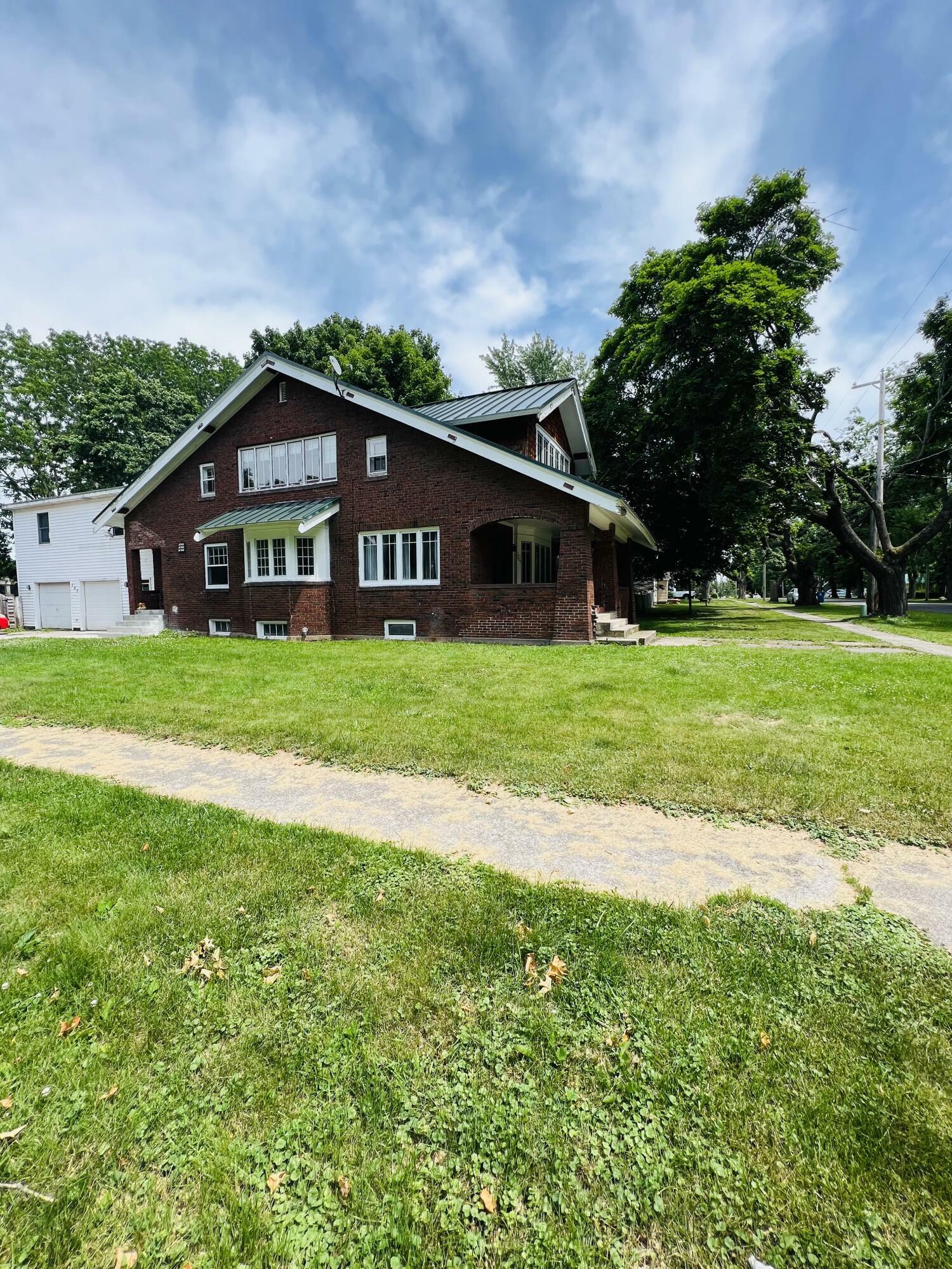 Property Photo:  305 Sherman  MI 48850 