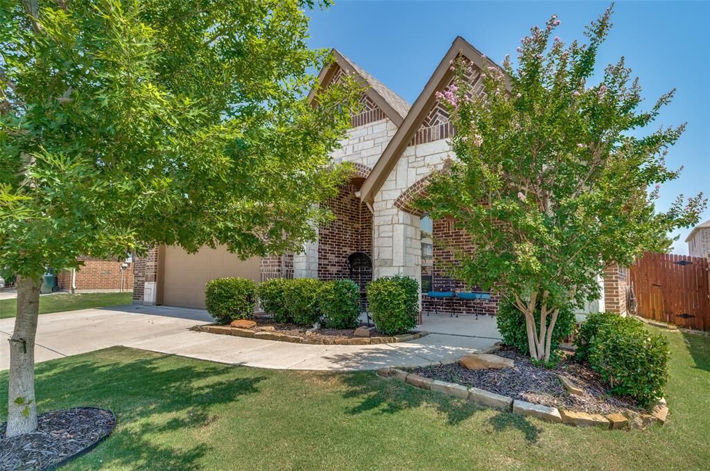 Property Photo:  517 Amber Lane  TX 76227 