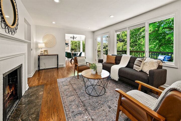 Property Photo:  4515 Stanford Avenue NE  WA 98105 