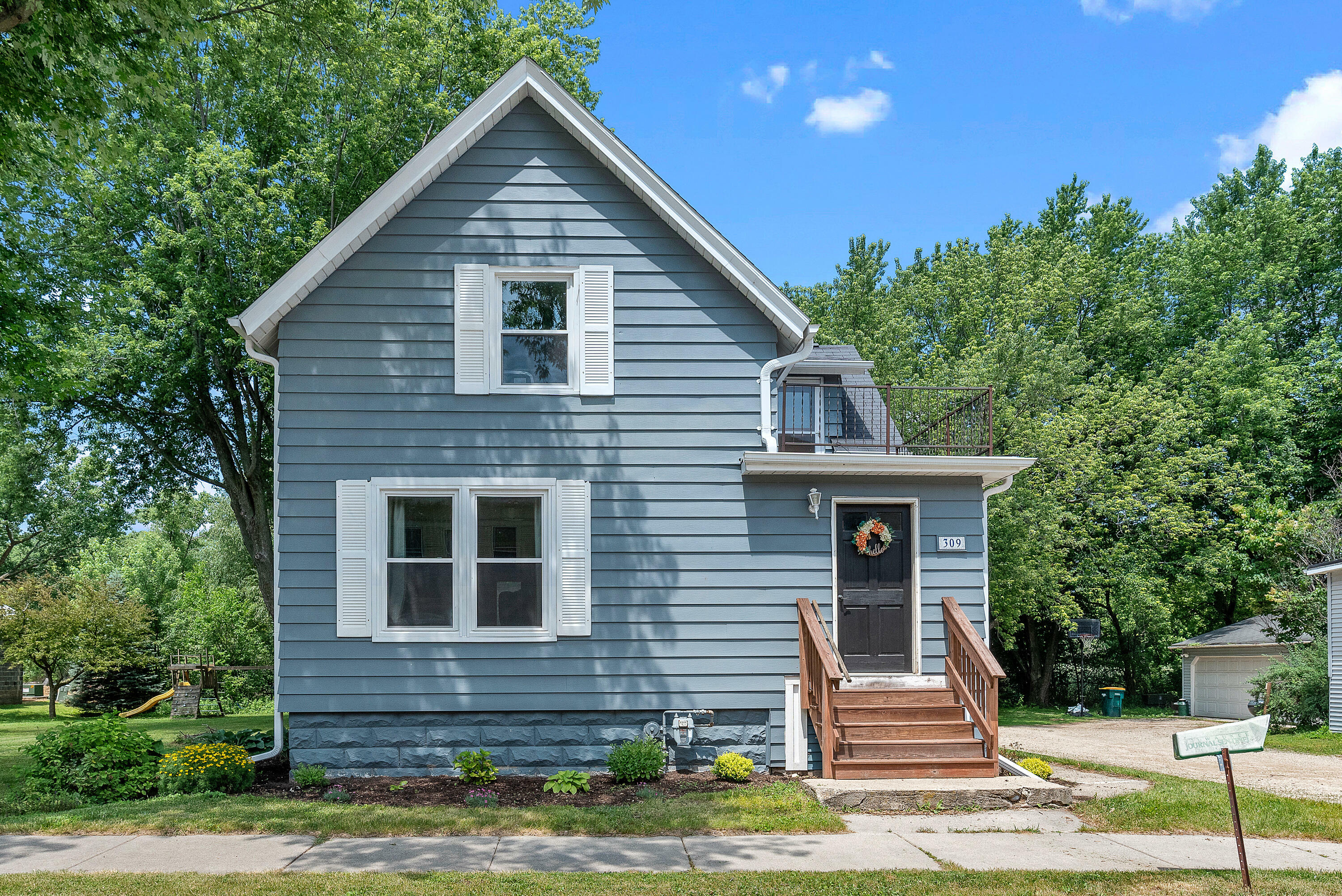 Property Photo:  309 Oak St  WI 53086 