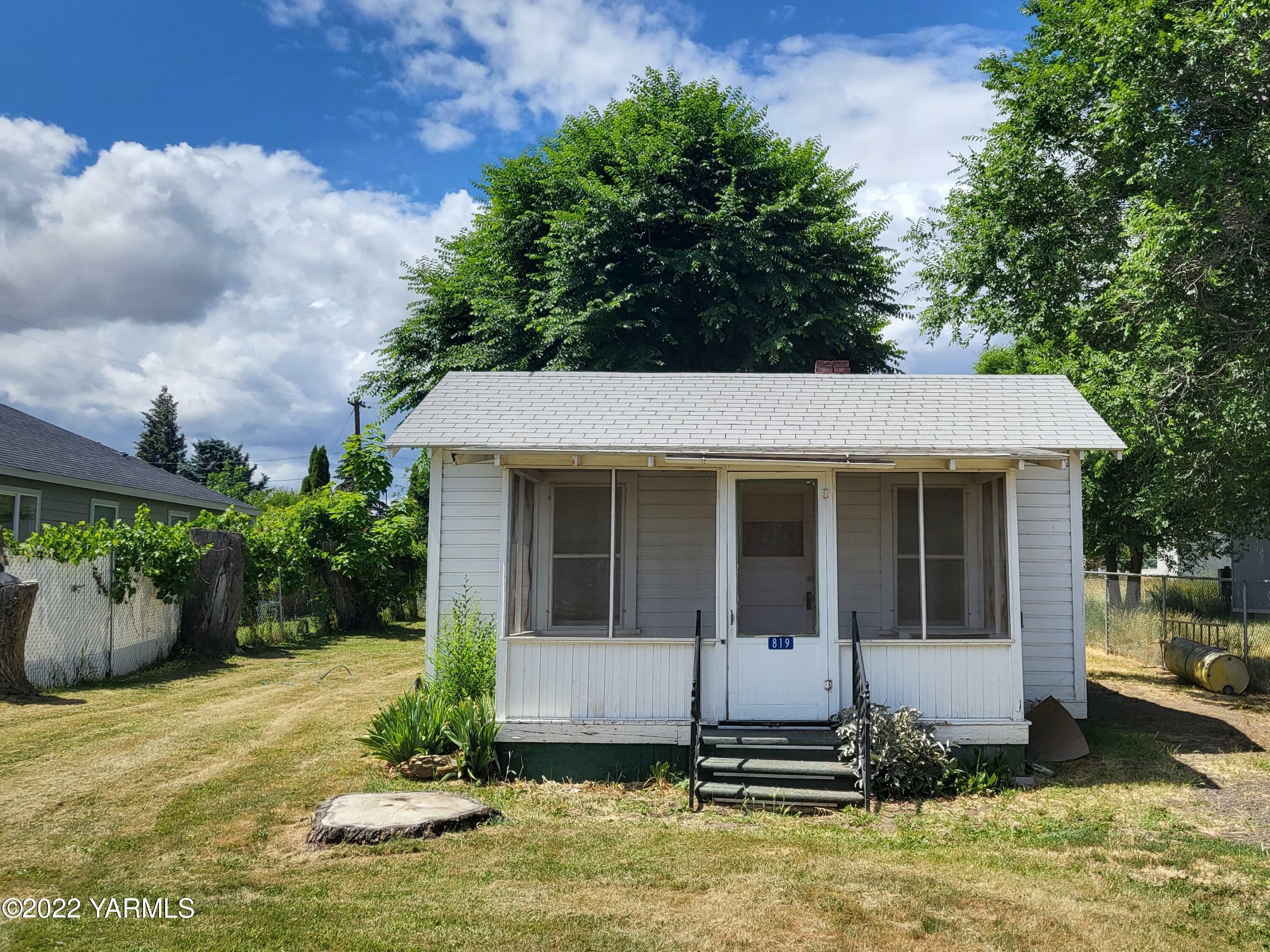 Property Photo:  819 Taft St  WA 98947 