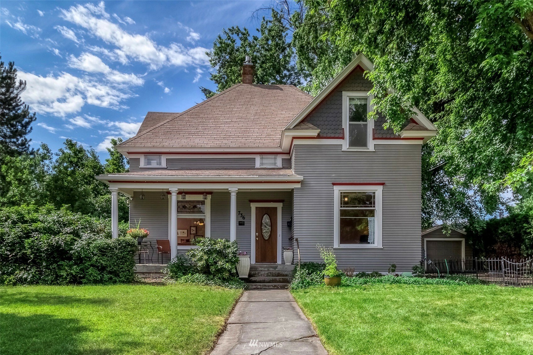 Property Photo:  736 Pleasant Street  WA 99362 