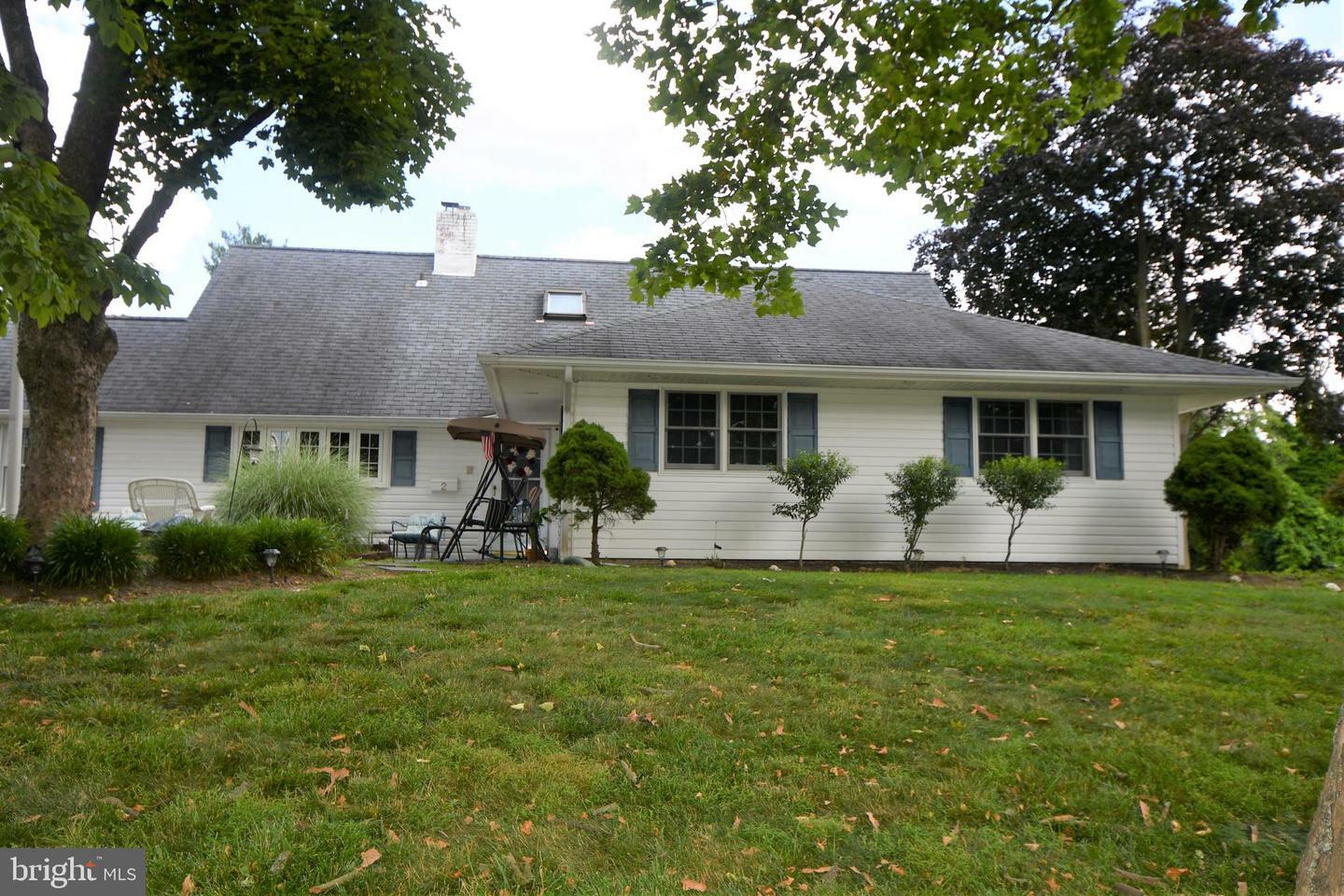 Property Photo:  2 Spindletree Road  PA 19056 