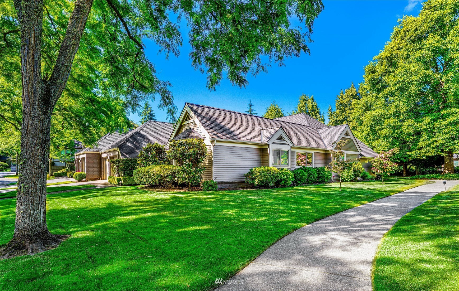 Property Photo:  1754 Bellevue Way NE  WA 98004 