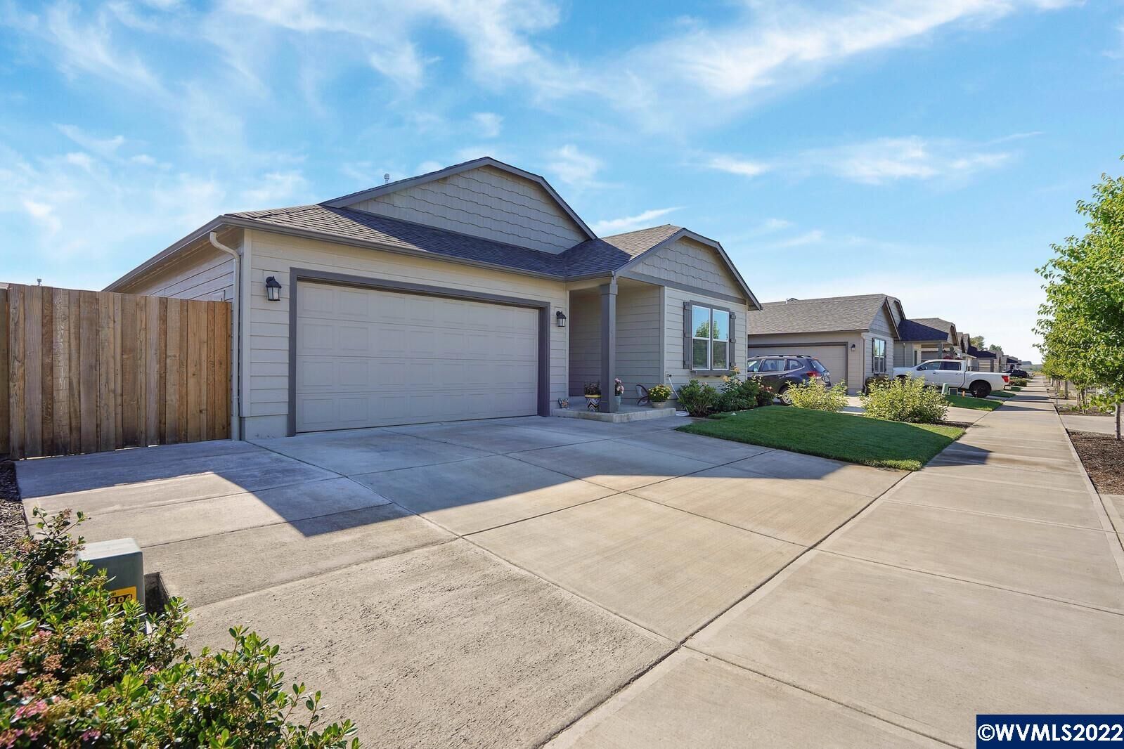 Property Photo: 1431 Washington St OR 97351-4658