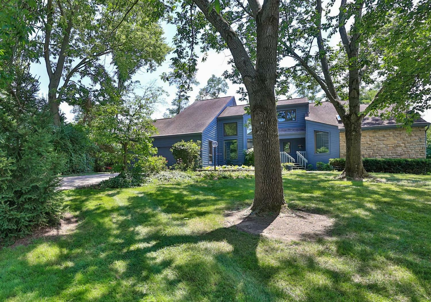 Property Photo: 9 Heritage Rd OH 45241