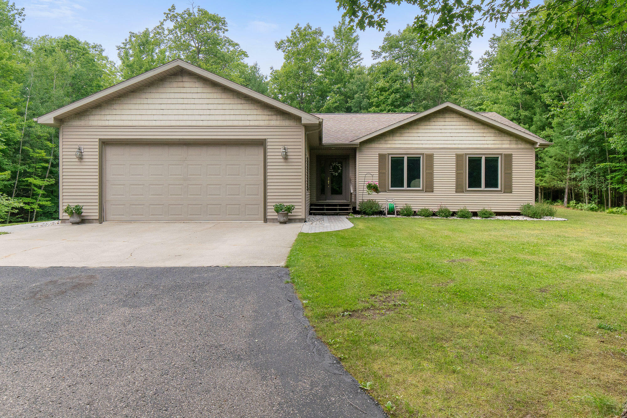 Property Photo: 6636 Chippewa Trail MI 49749