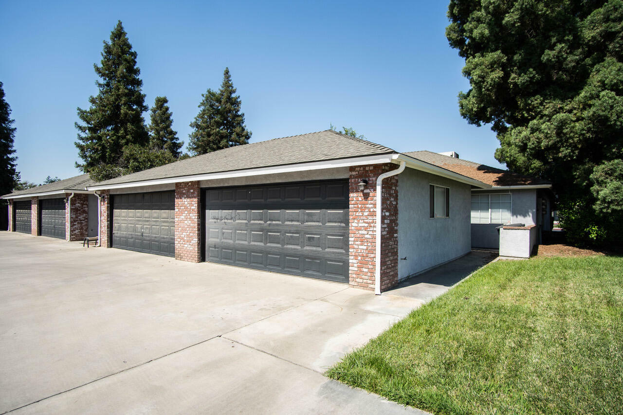 Property Photo:  1987 W Roby Avenue  CA 93257 