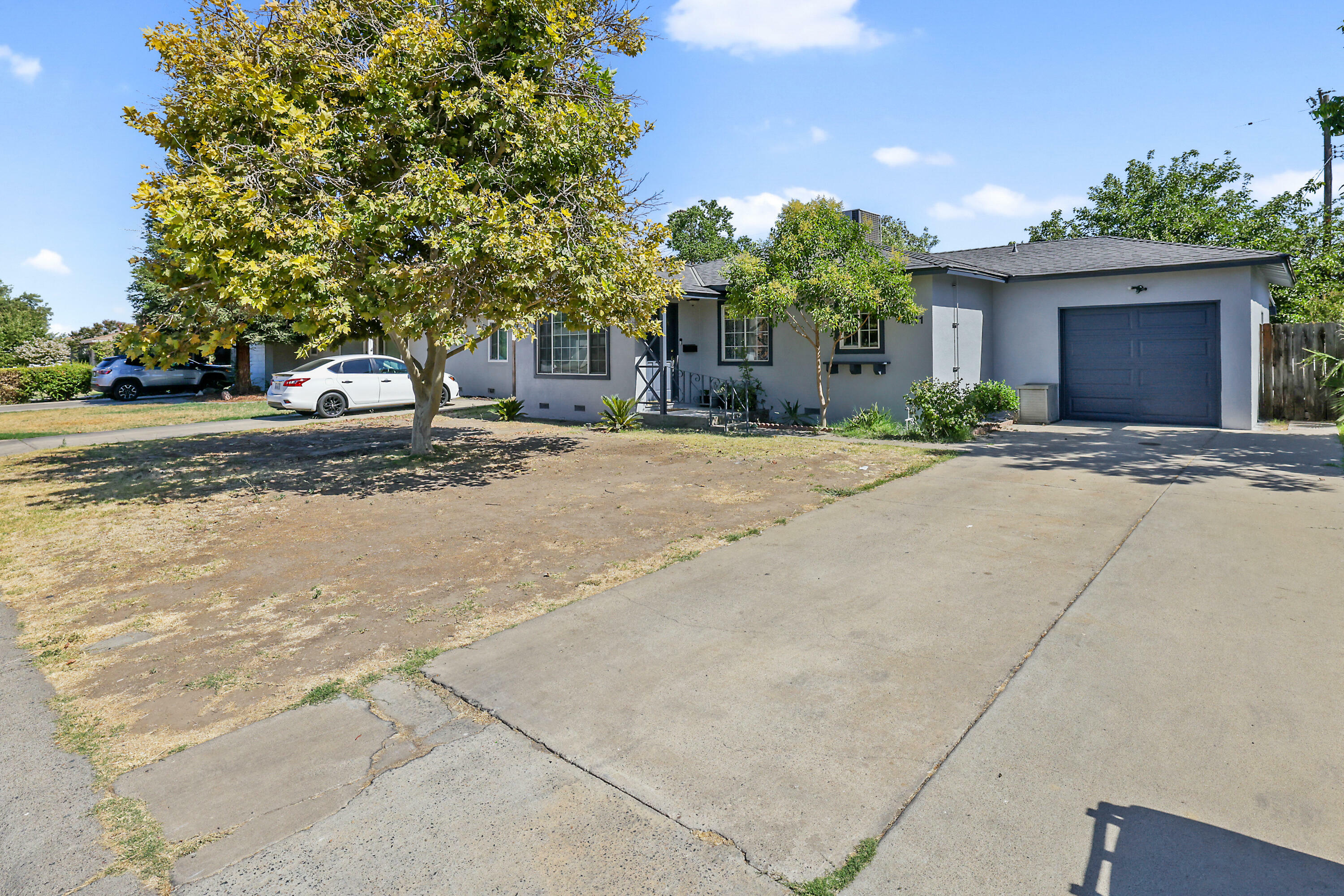 Property Photo:  911 E Myrtle Avenue  CA 93292 