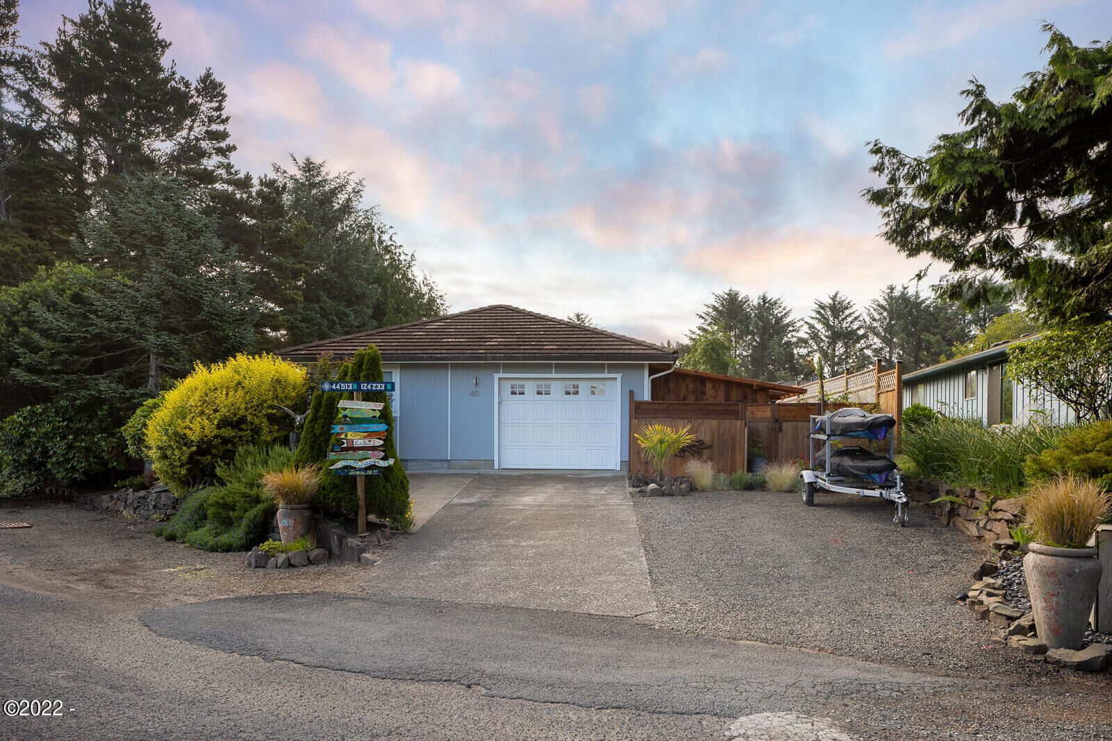 Property Photo: 40 Spruce Court OR 97341