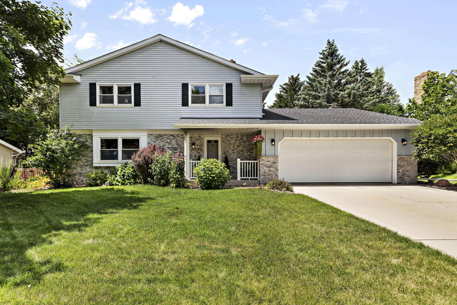 Property Photo:  W75n761 Tower Ave  WI 53012 