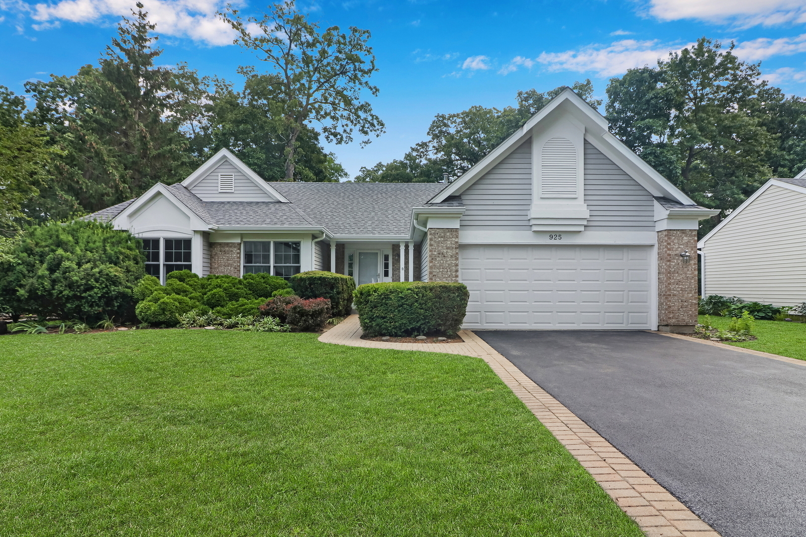 Property Photo: 925 Hartford Drive IL 60031