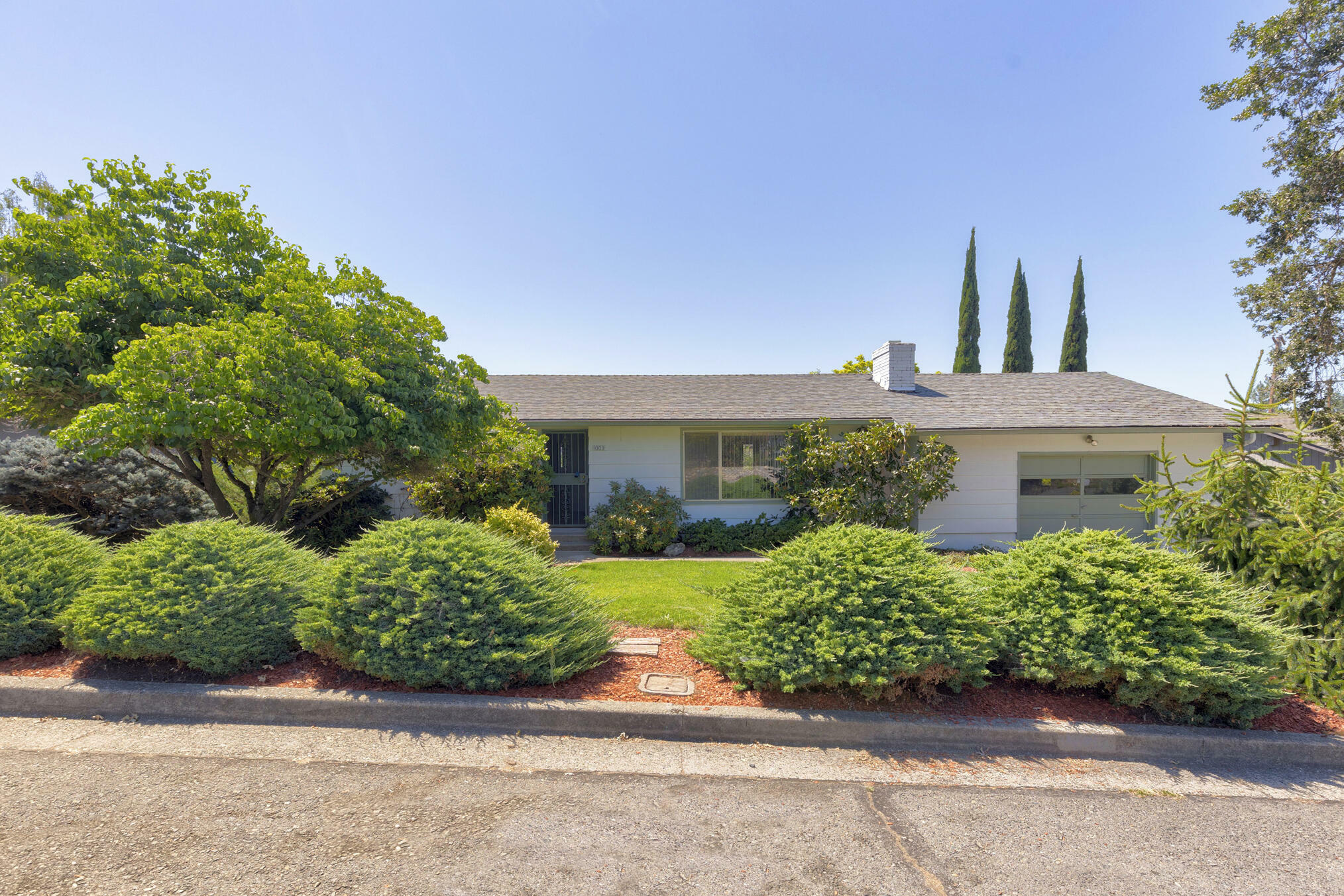 Property Photo:  1009 NE Pepperwood Drive  OR 97526 