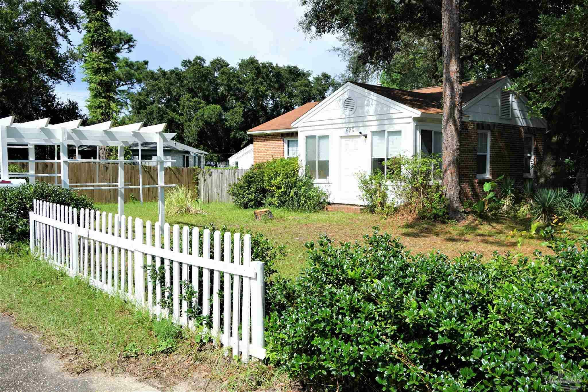 Property Photo:  626 W Sunset Ave  FL 32507 