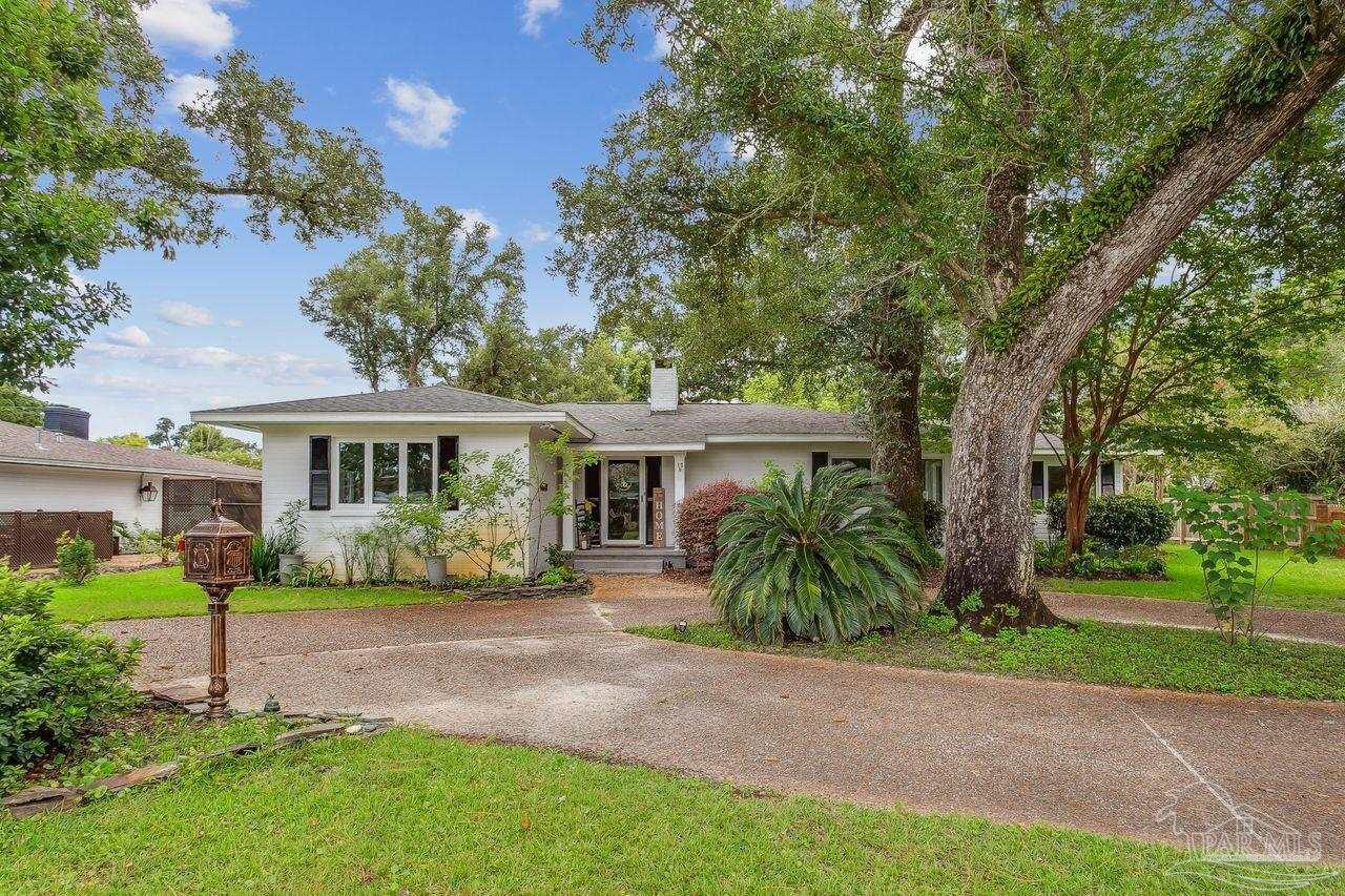 Property Photo: 15 Lakeside Dr FL 32507