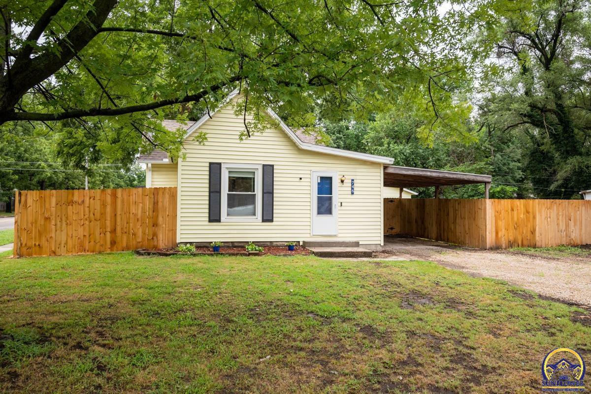 Property Photo:  746 NE Oakland Ave  KS 66616 