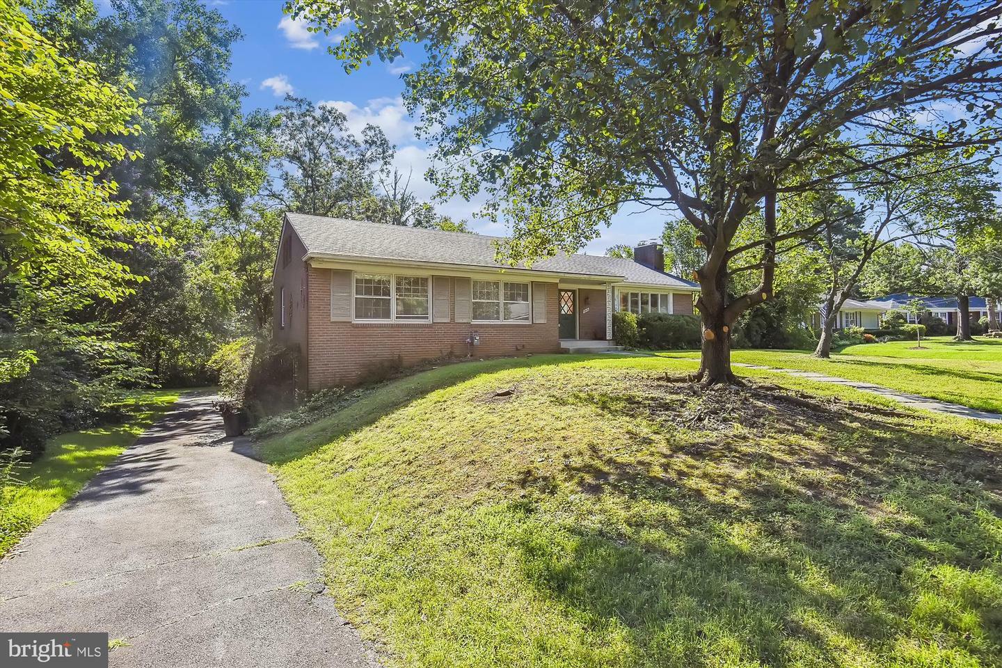 Property Photo: 7405 Gatewood Court VA 22307