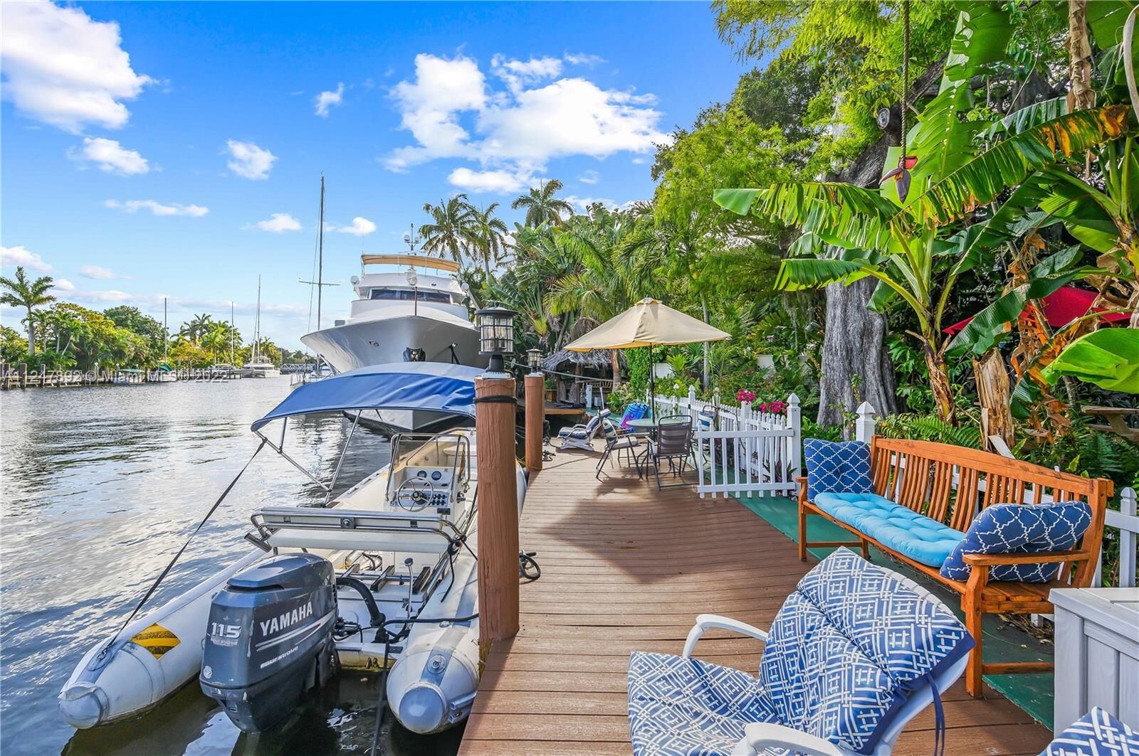 Property Photo:  918 Tequesta St  FL 33312 