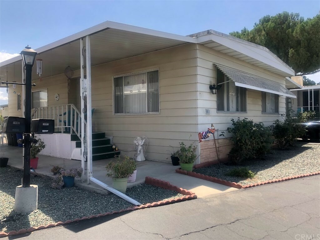 Property Photo:  332 N Lyon Avenue 68  CA 92543 