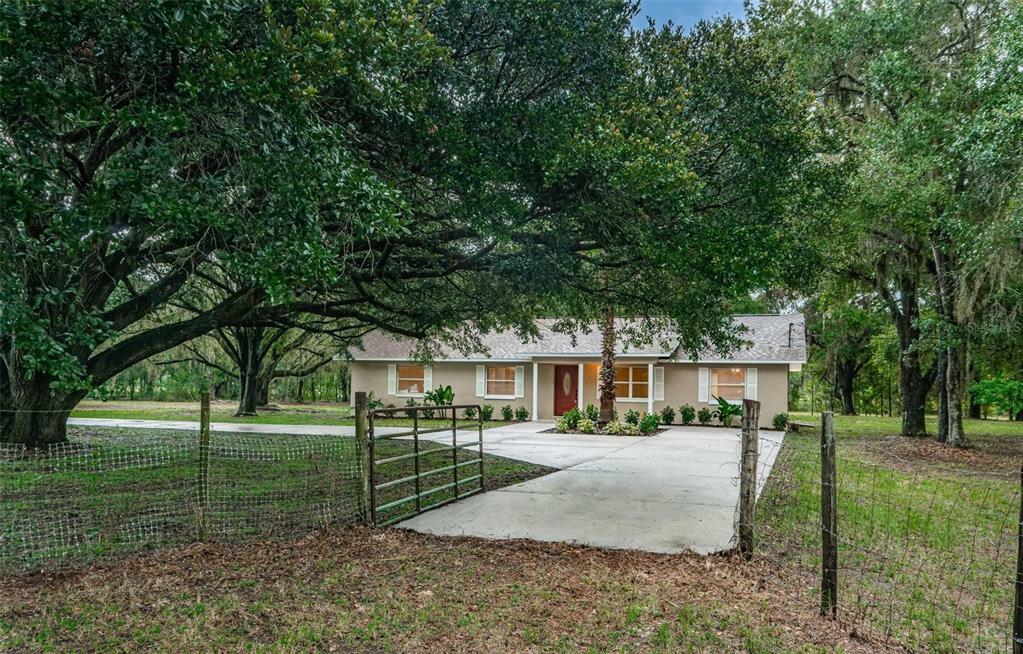 Property Photo: 6610 Papa Guy Lane FL 33565