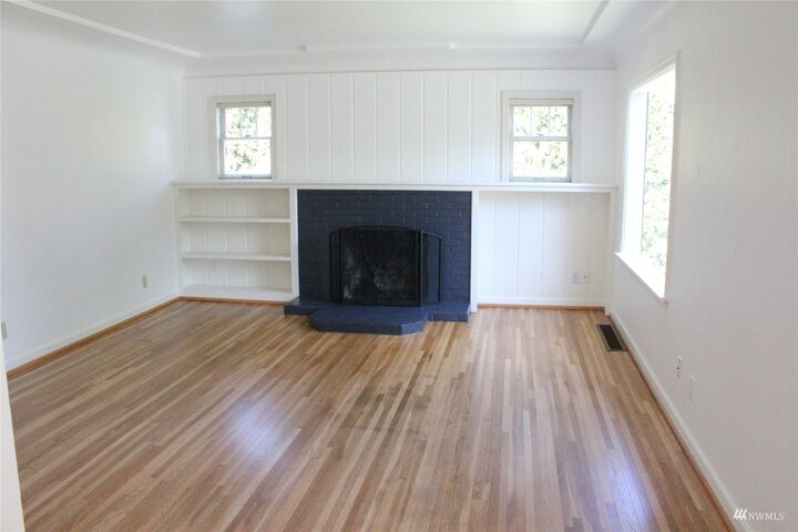Property Photo:  105 N Bellevue Avenue  WA 99362 