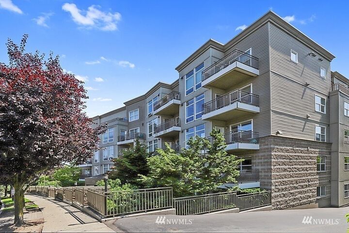 Property Photo: 3221 SW Avalon Way 105 WA 98126