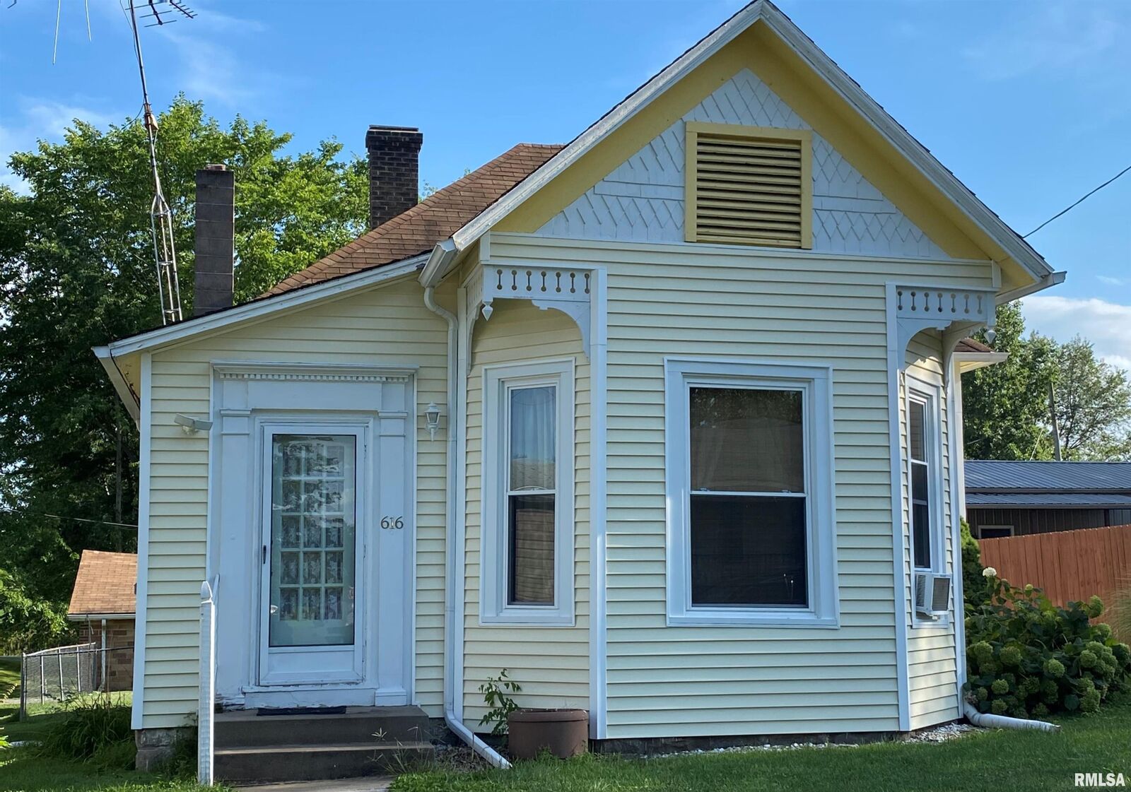 Property Photo:  616 W Mill  IL 62907 