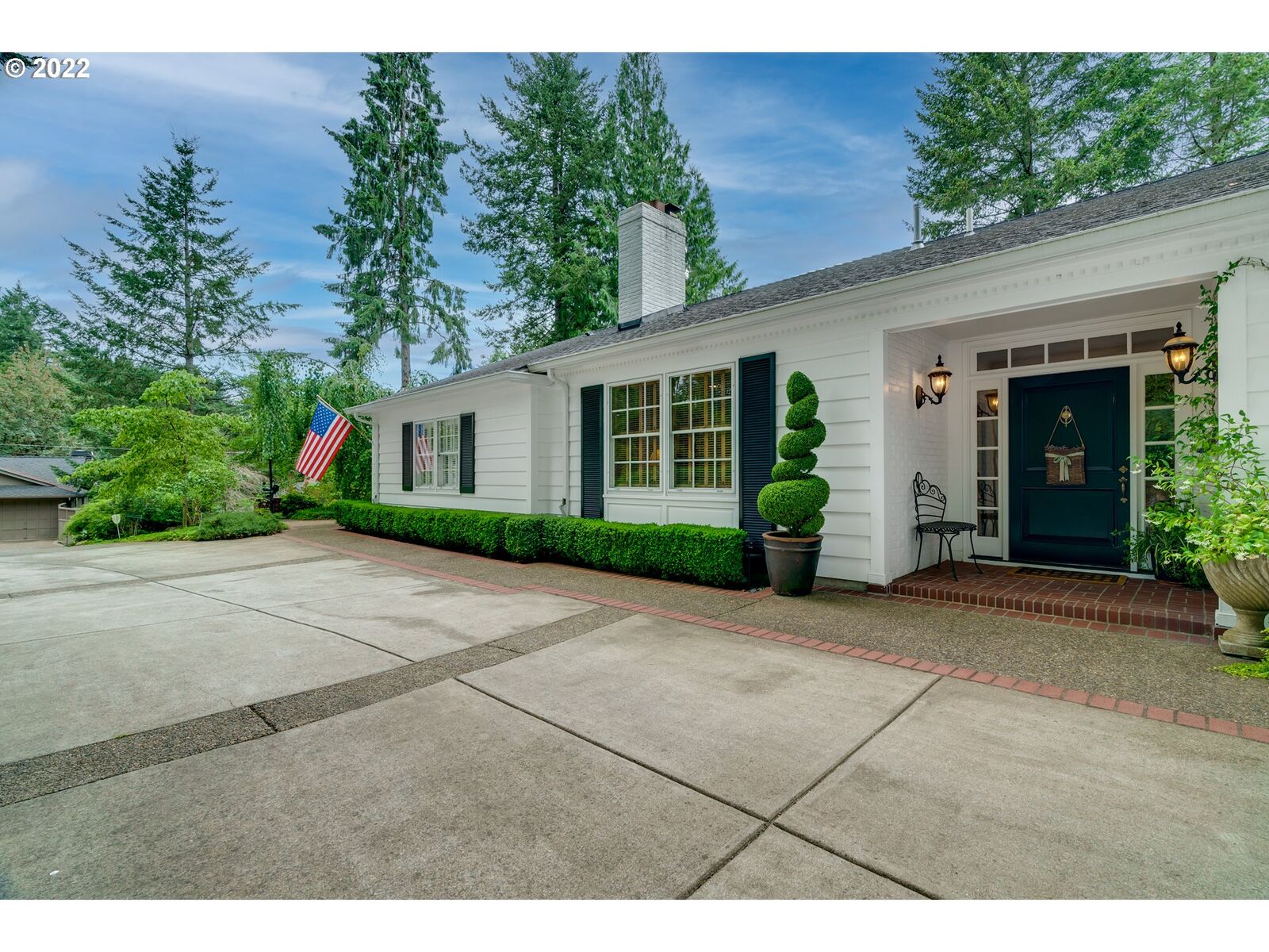 Property Photo: 5020 SW Humphrey Park Rd OR 97221