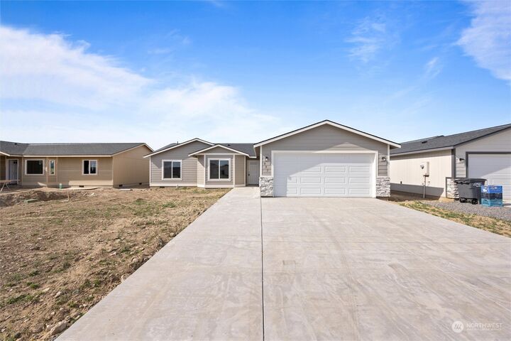 Property Photo:  837 E Cascade Street  WA 99344 