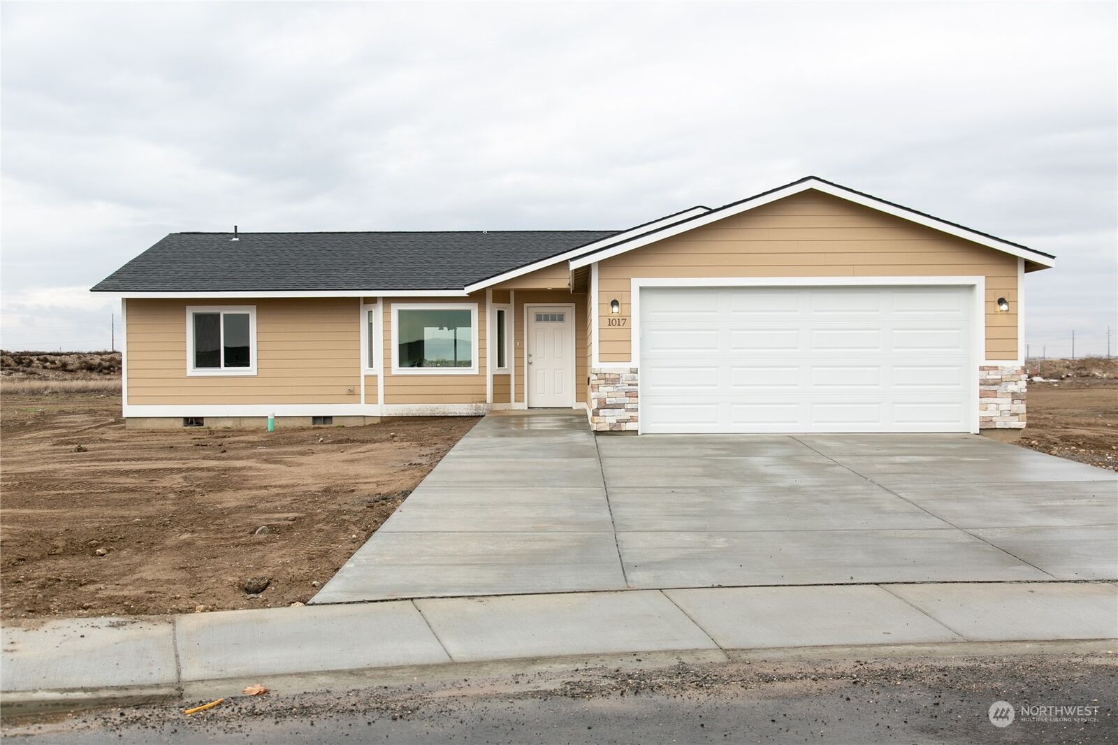 Property Photo:  1017 E Cascade Street  WA 99344 