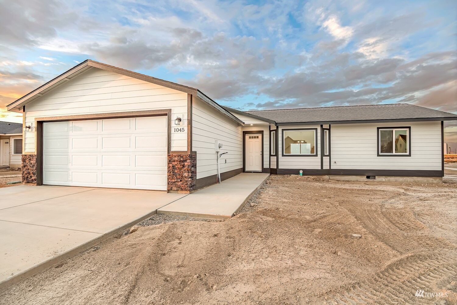 Property Photo:  847 E Cascade Street  WA 99344 