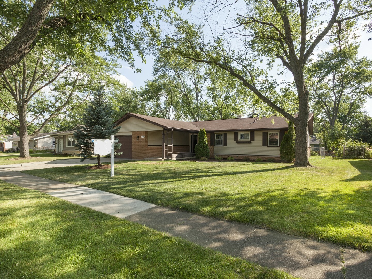 Property Photo: 556 Middlebury Lane IL 60007