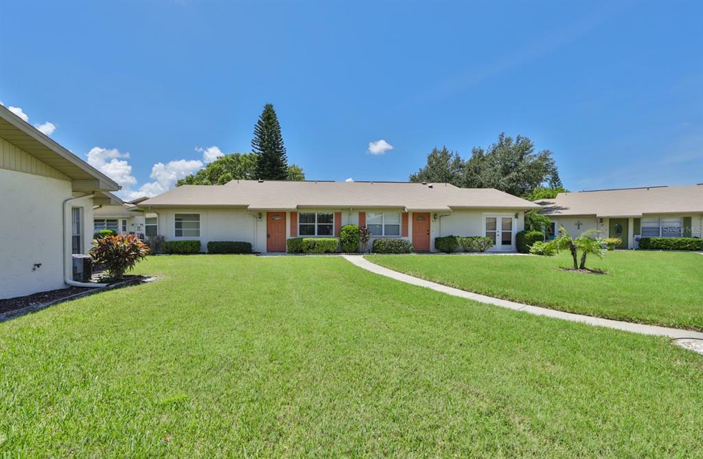 Property Photo:  1906 Canterbury Lane 15  FL 33573 