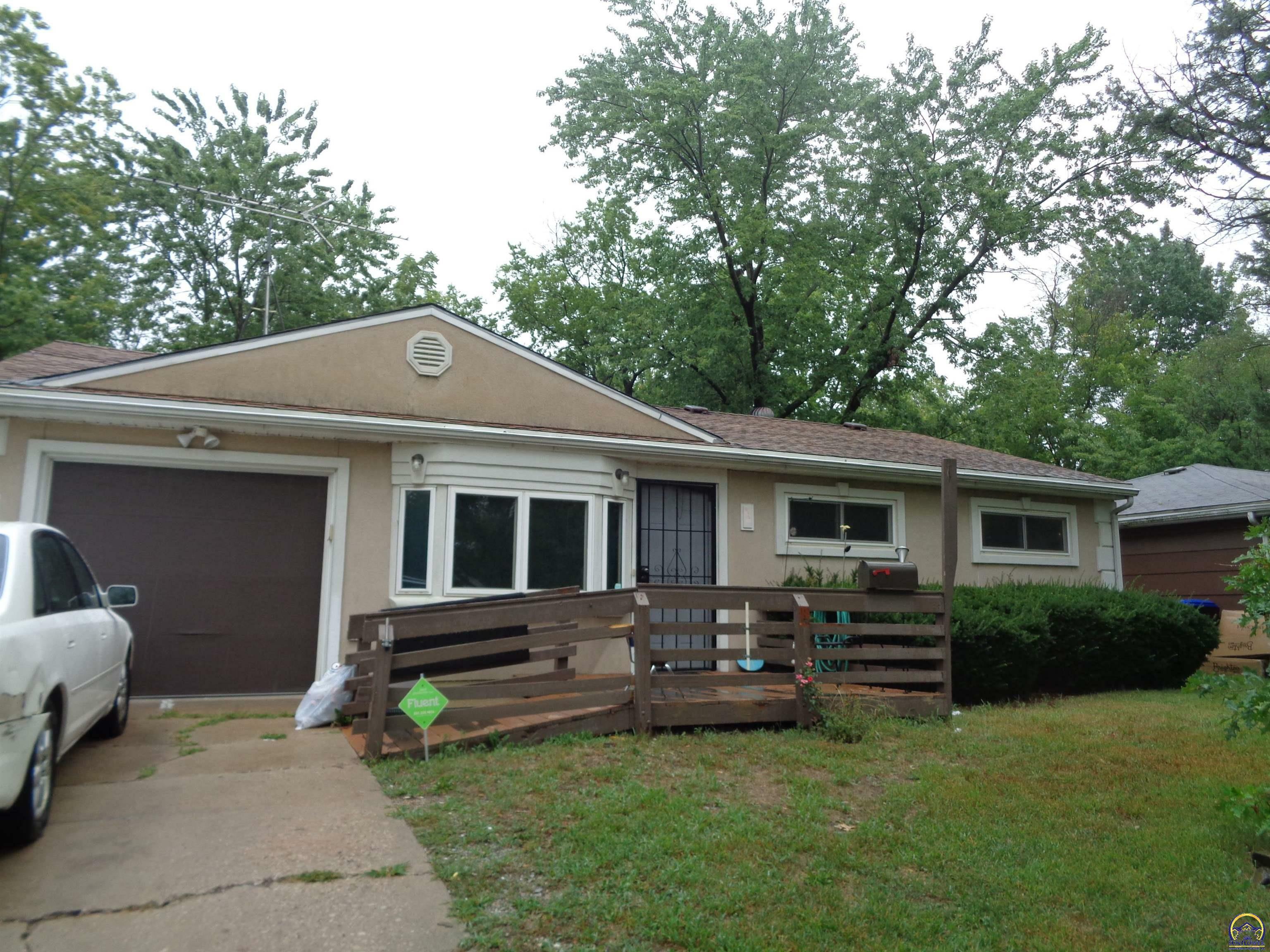 Property Photo:  532 SE 33rd Ter  KS 66605 