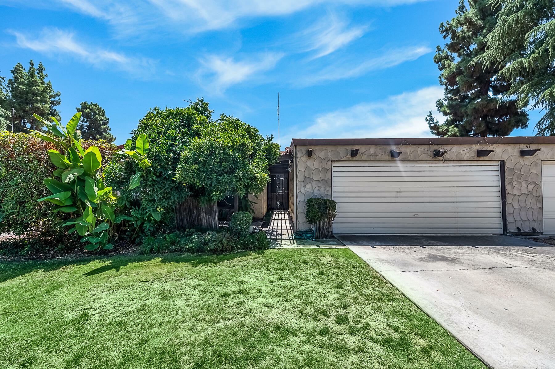 Property Photo:  1902 S Royal Oaks Drive  CA 93277 