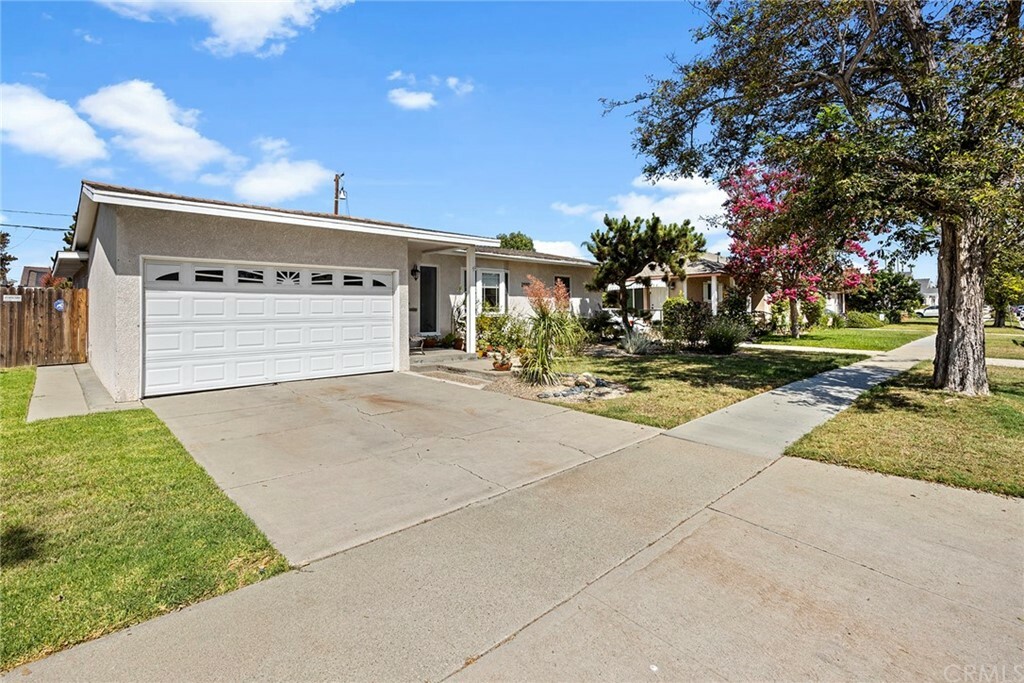 Property Photo:  2051 McNab Avenue  CA 90815 