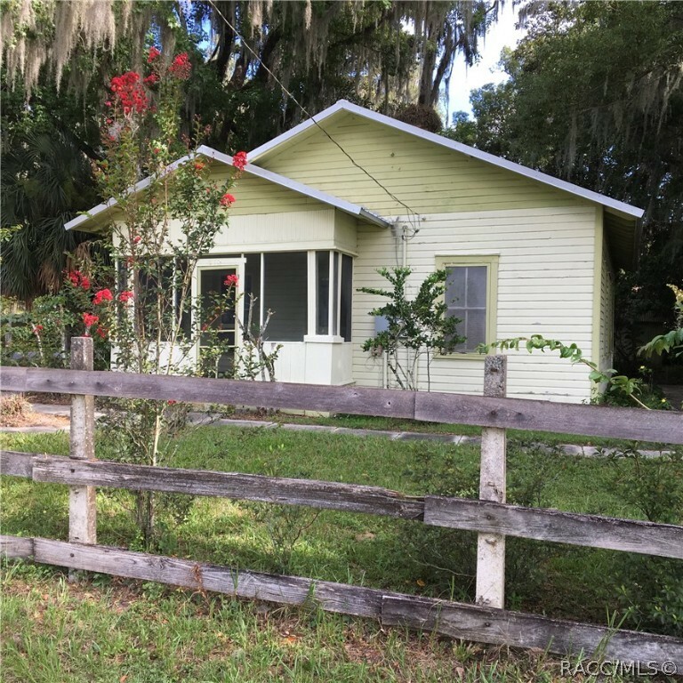 Property Photo:  310 E Noble Avenue  FL 33513 