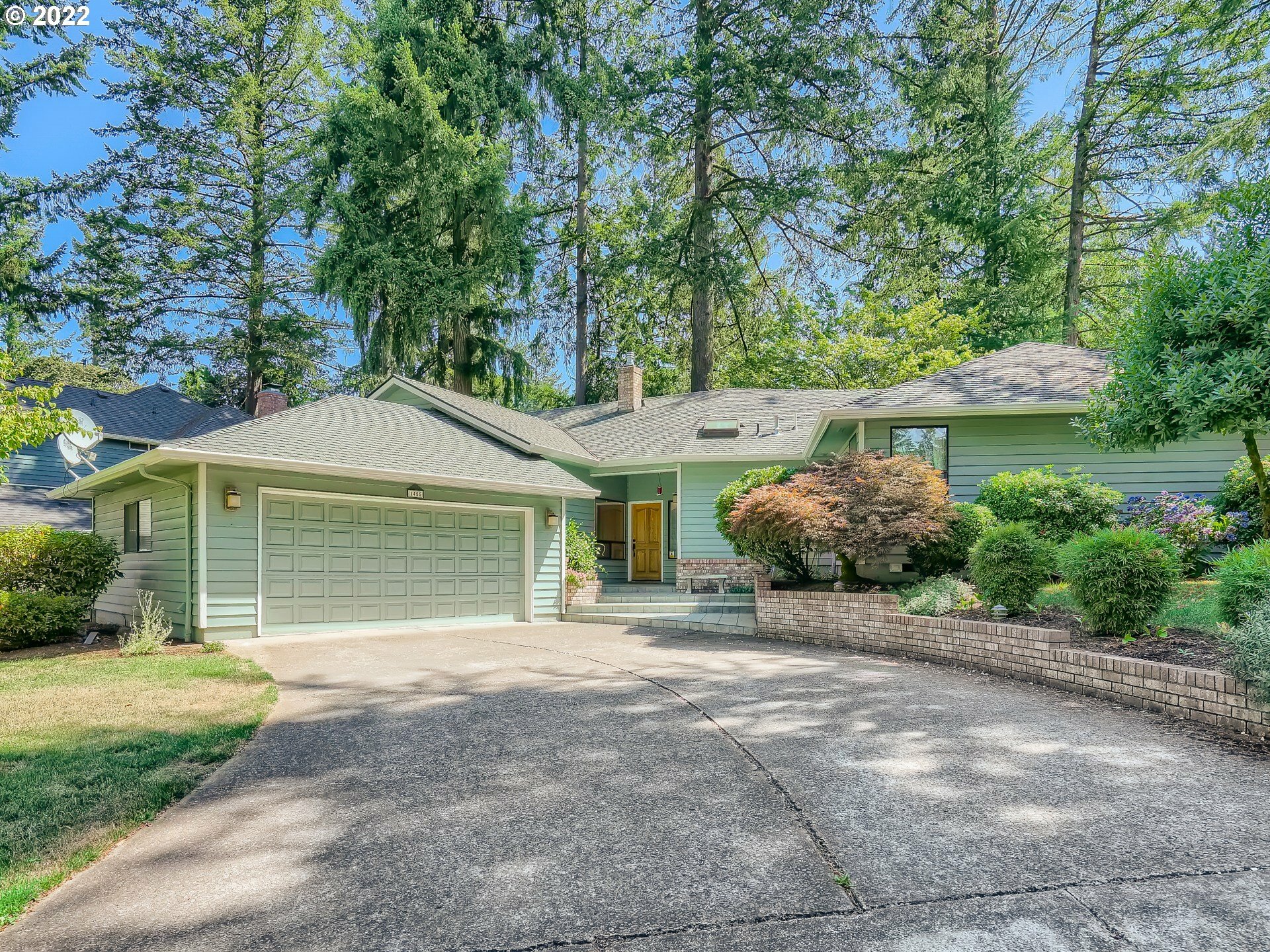 Property Photo:  1455 SE Jamestown St  OR 97302 