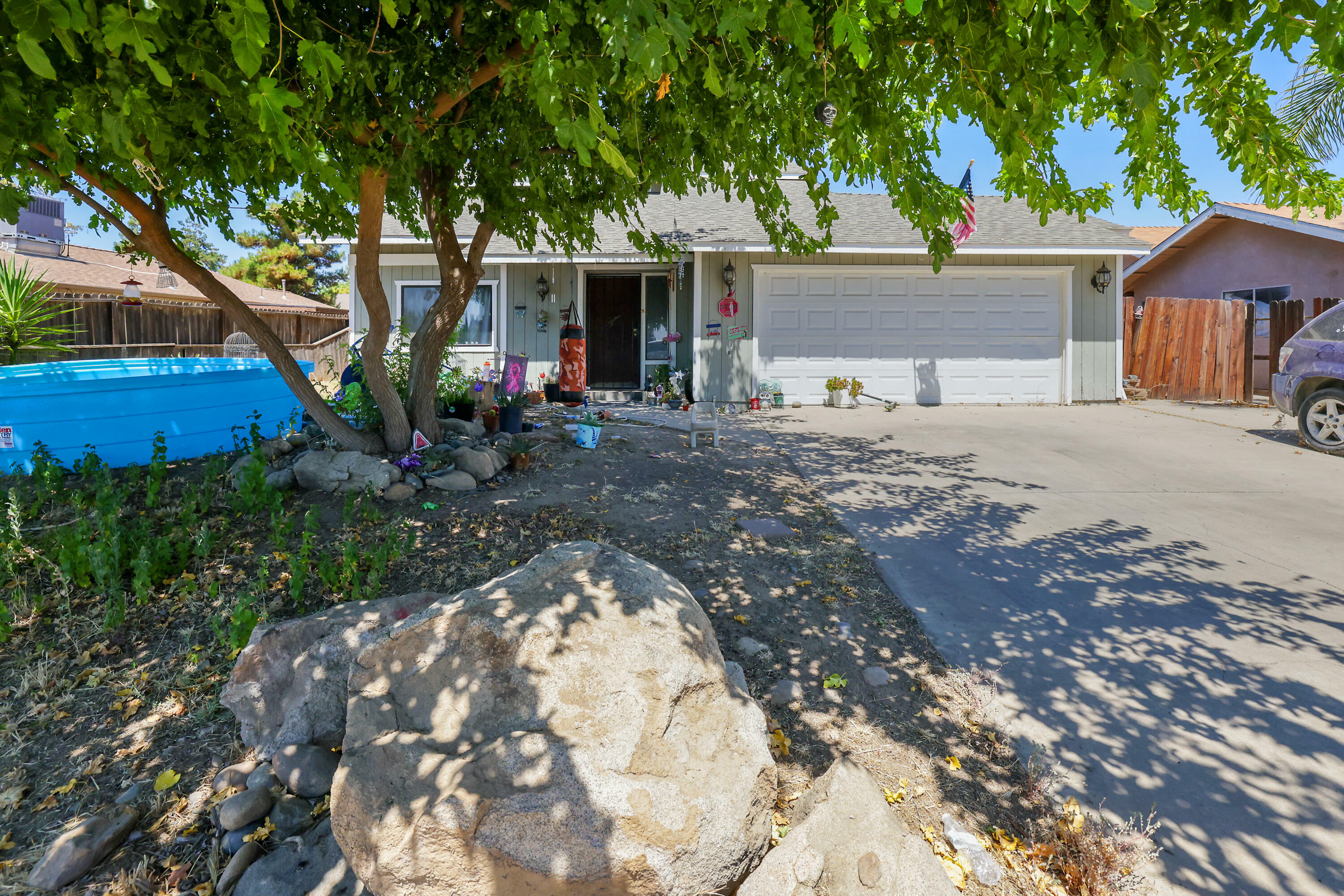 Property Photo:  1070 E Putnam Avenue  CA 93257 