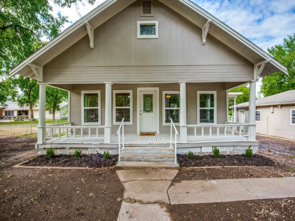 Property Photo:  309 Wainwright Street  TX 76273 