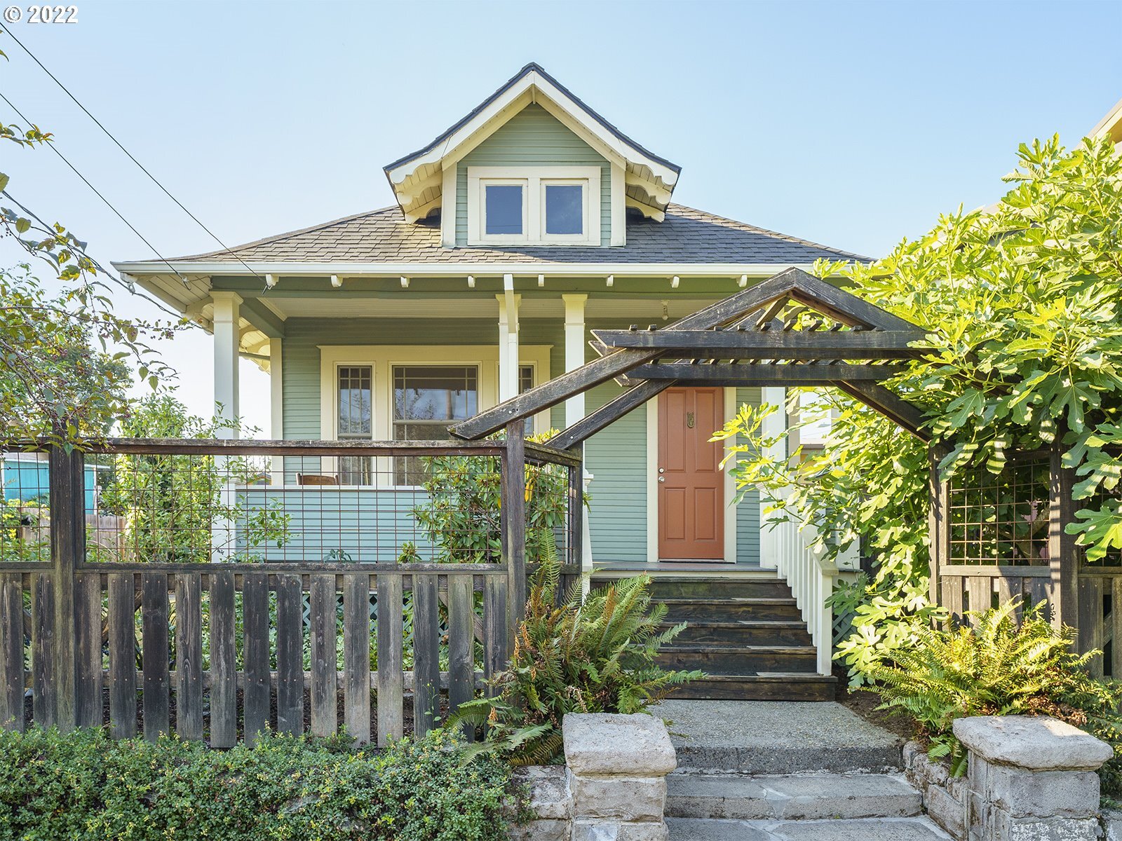 Property Photo: 610 NE Webster St OR 97211