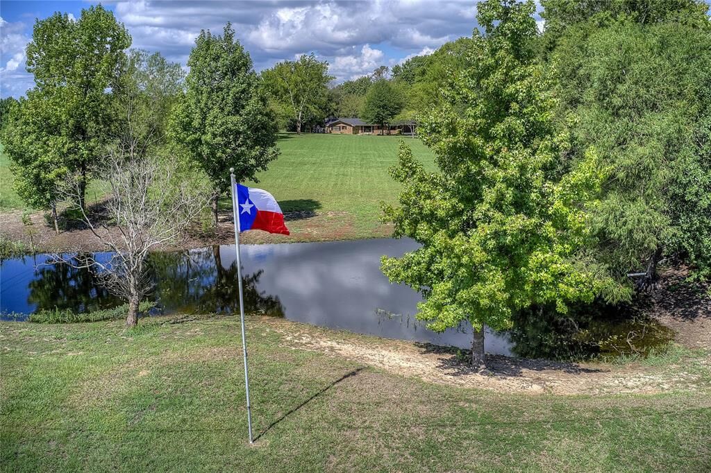 Property Photo:  1006 S Walnut Street  TX 75494 